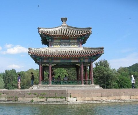 漂亮的公園休閑亭子